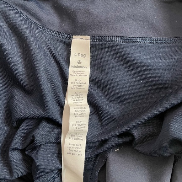 Lululemon speed up 2.5” short - Picture 7 of 8